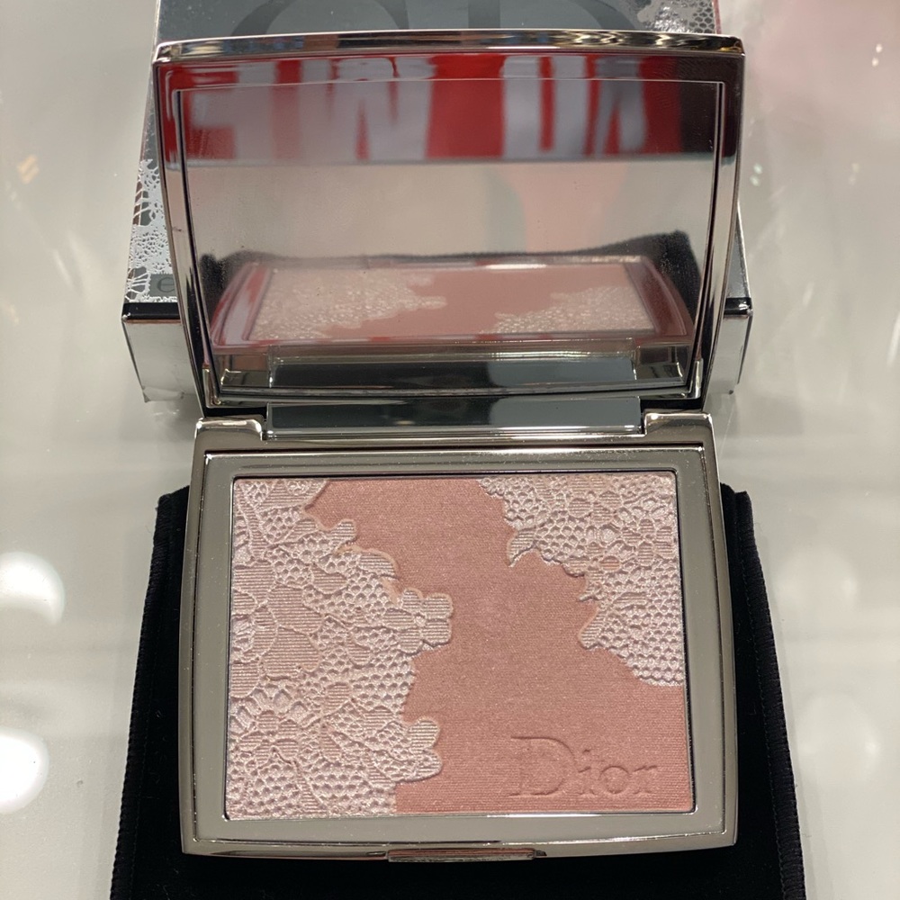 CALLING ALL MY MAKEUP LOVERS